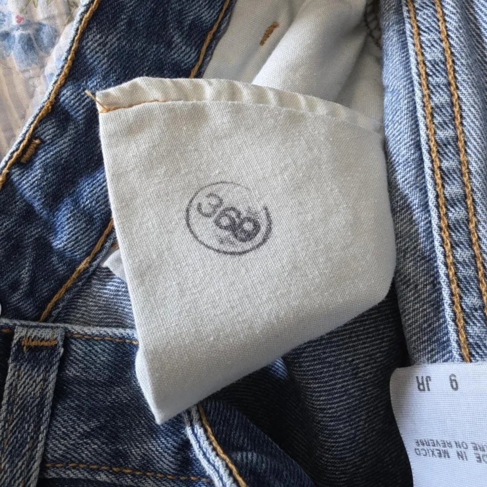 Vintage Levi's Jean Shorts Style 369  Y2K Flap Button Back Pockets 2000's - Picture 6 of 6